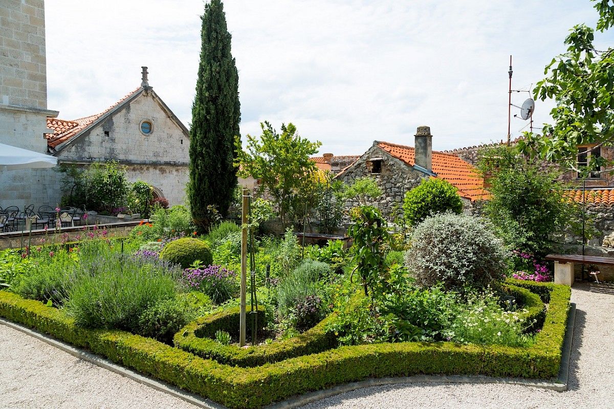 contact-yachts-210310-023389-001