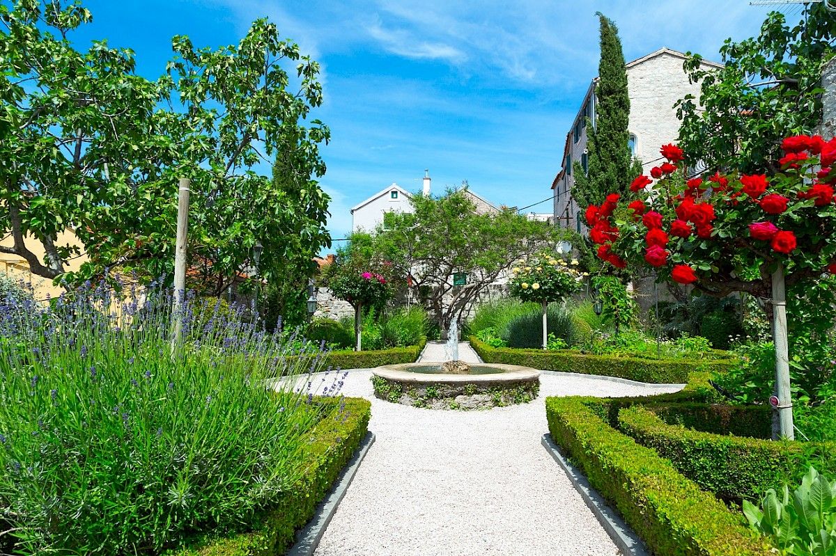 contact-yachts-210310-023391-001