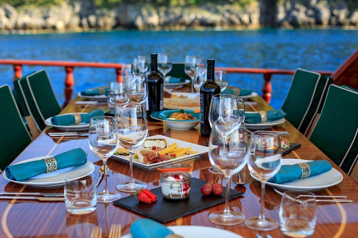 contact-yachts-210310-023486-001