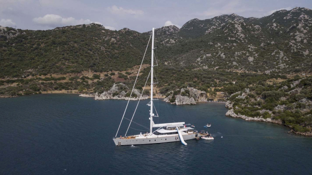 contact-yachts-all-about-u2_0030