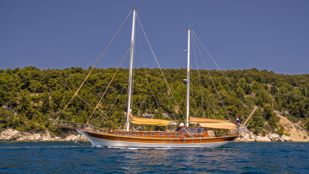 Luxury charter gulet yacht ANGELICA sailing in Croatia with Contact Yachts_5