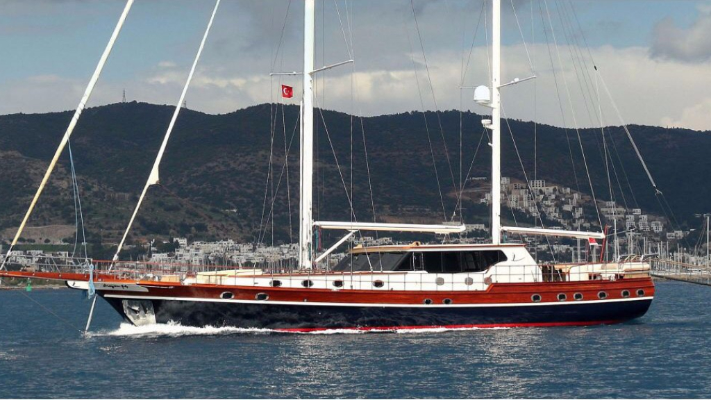 Luxury charter gulet yacht Dragonfly sailing in Montenegro & Croatia with Contact Yachts_2