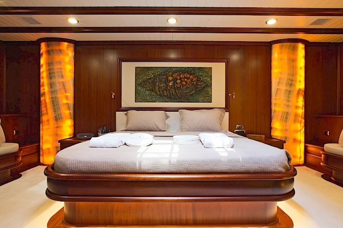 contact-yachts-exploring-croatia-the-game-of-thrones-itinerary-on-board-james-bond-yacht-013