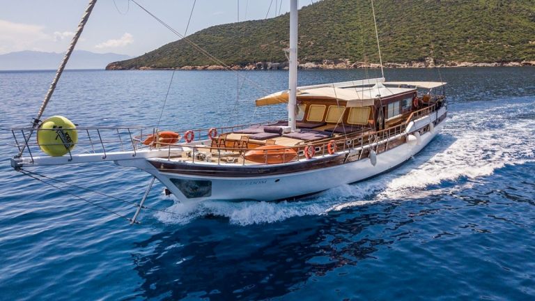 motor yachts for rent greece