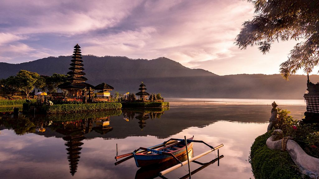 Holiday on board the luxury charter yacht in Indonesia