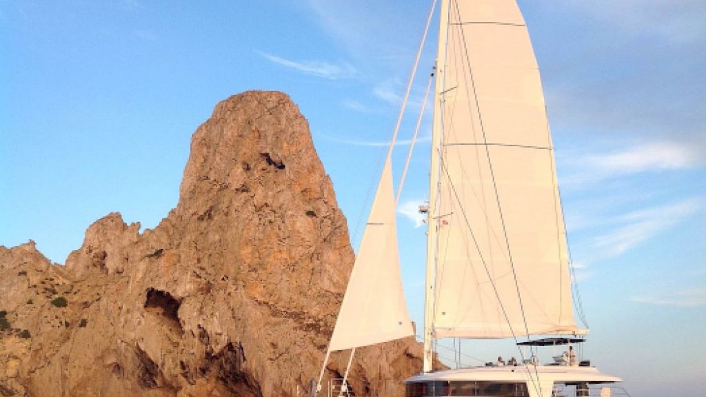 Luxury catamaran yacht KASKAZI FOUR for rent in Caribbean - Contact Yachts