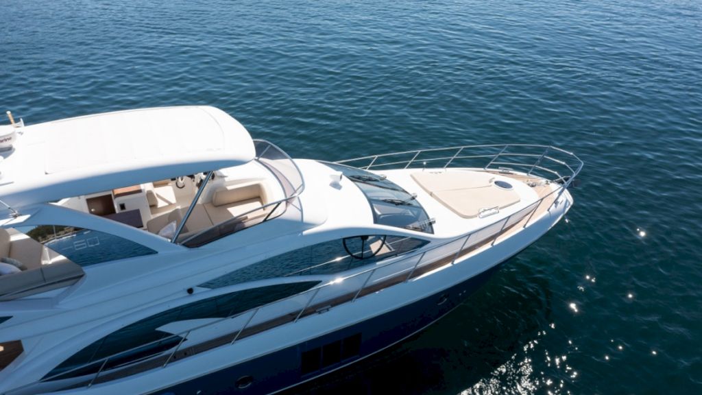 contact-yachts-laura_0015