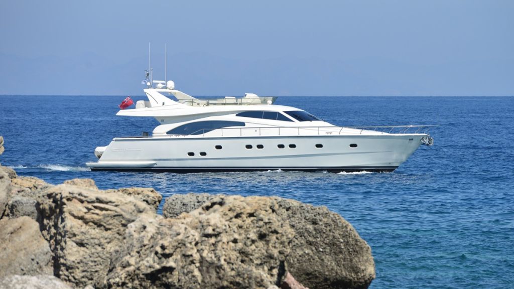 luxury yachts for hire in greece