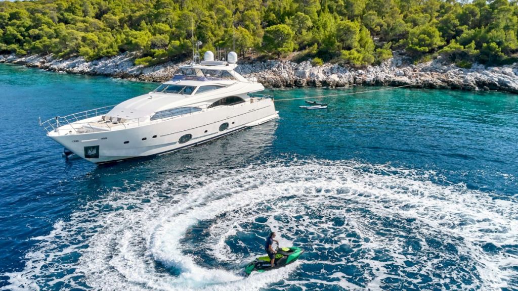 luxury yachts for hire in greece