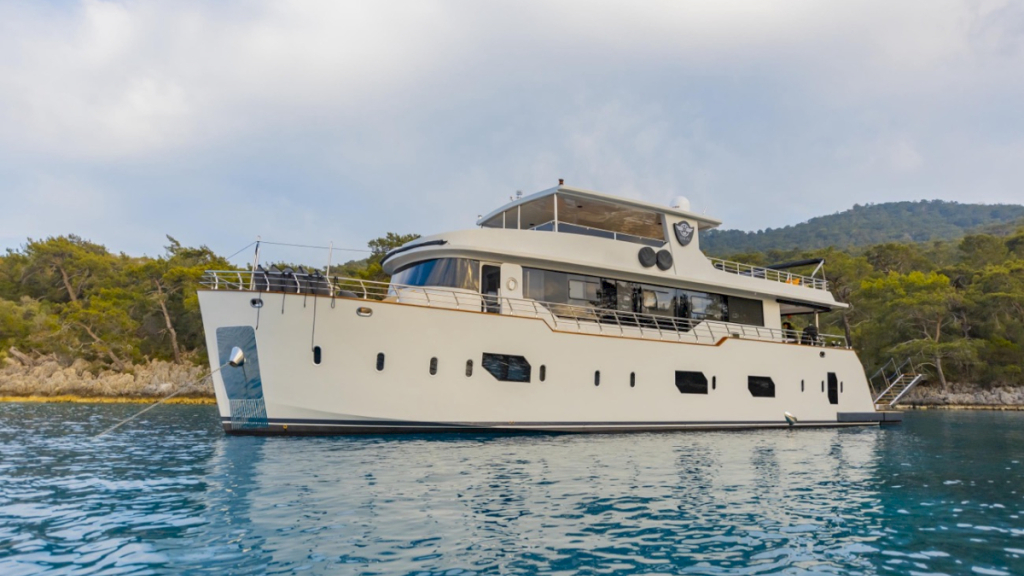 contact-yachts-simay-m_0001