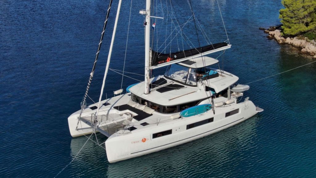 contact-yachts-twin-joy_0009