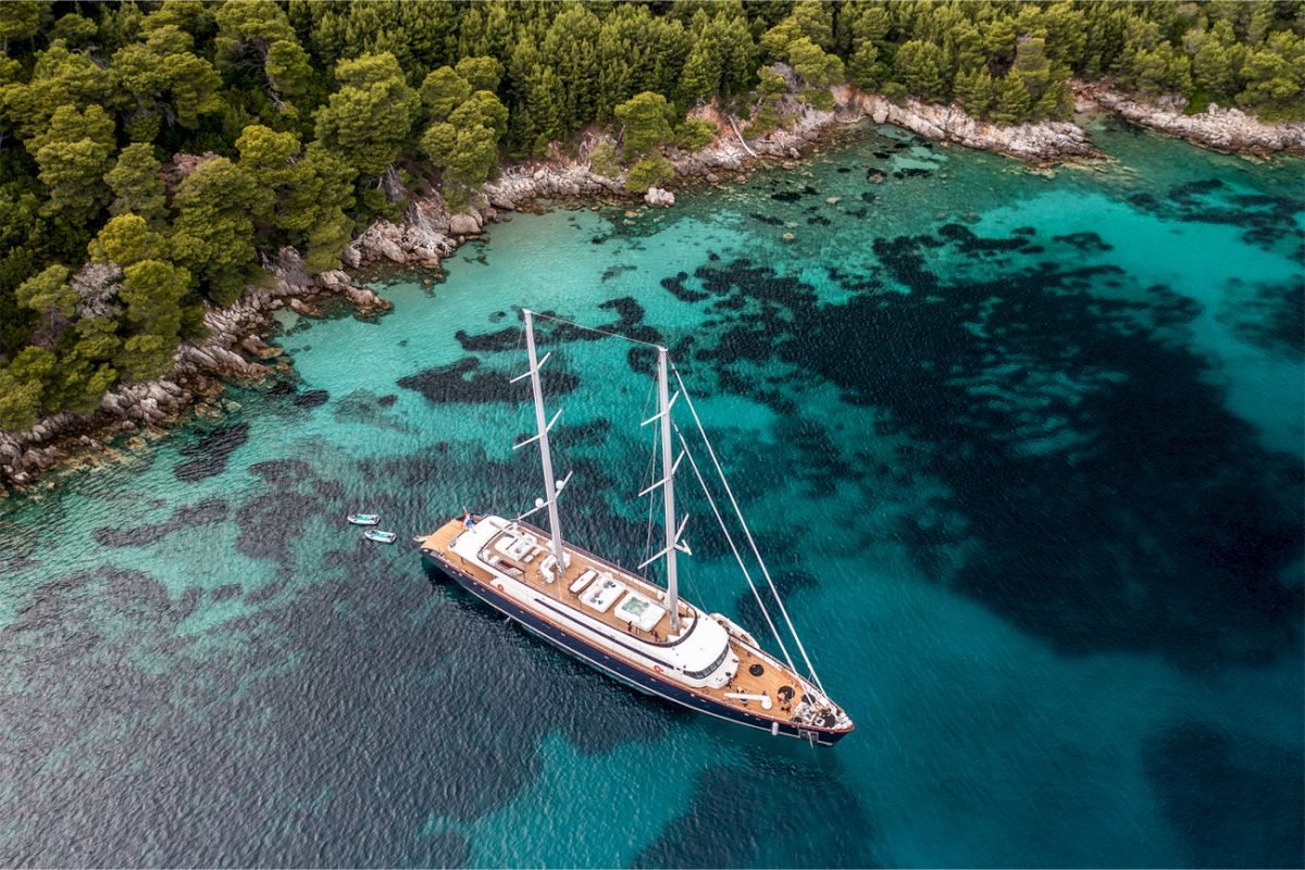 nocturno_luxury_yacht_on_anchor_in_croatia