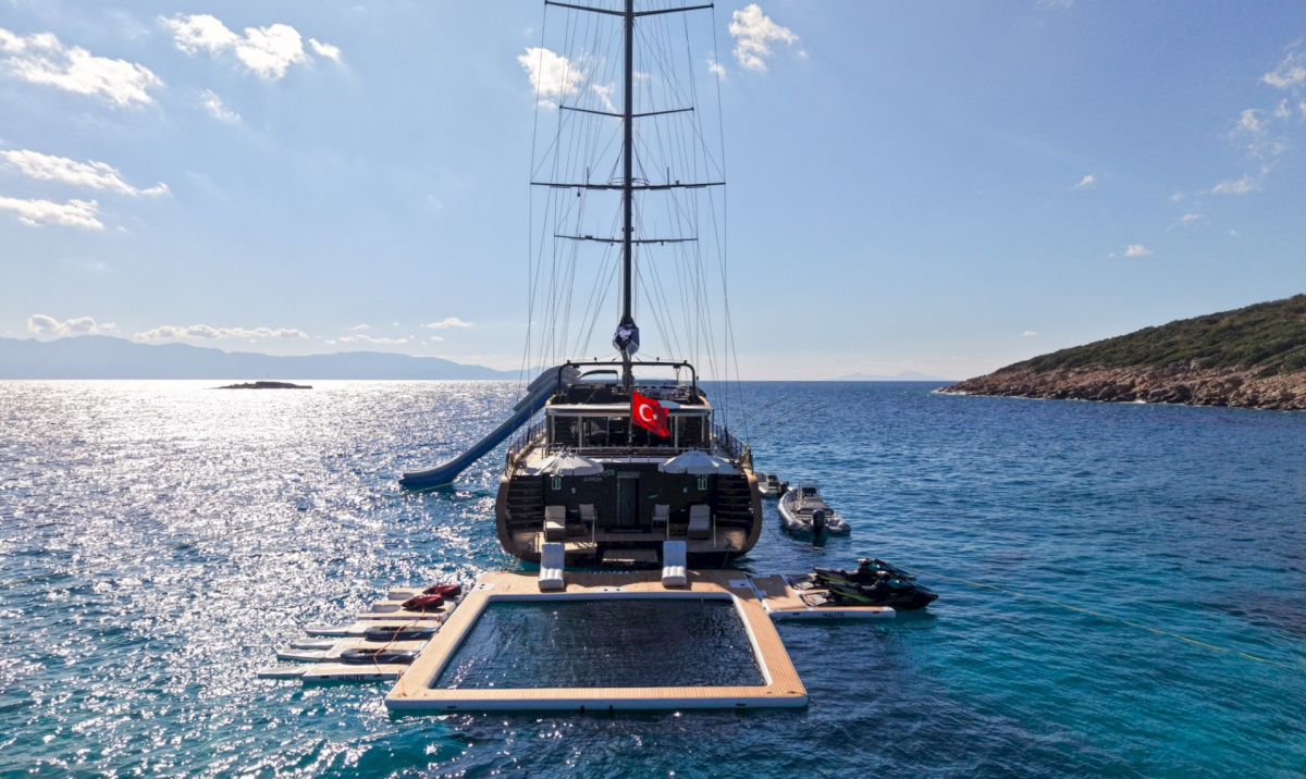 oguz_khan_yacht_on_anchor_with_pool_open