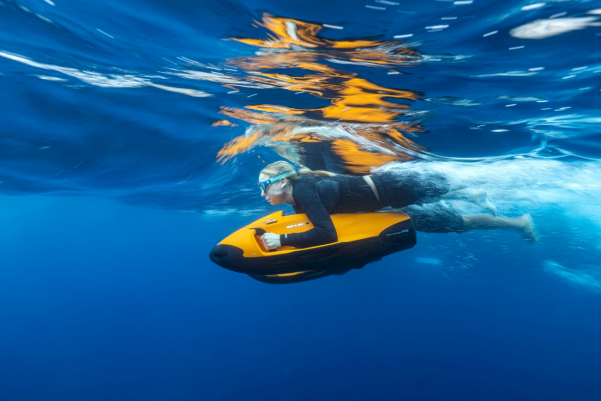 yacht_charter_guest_using_seabob_under_water