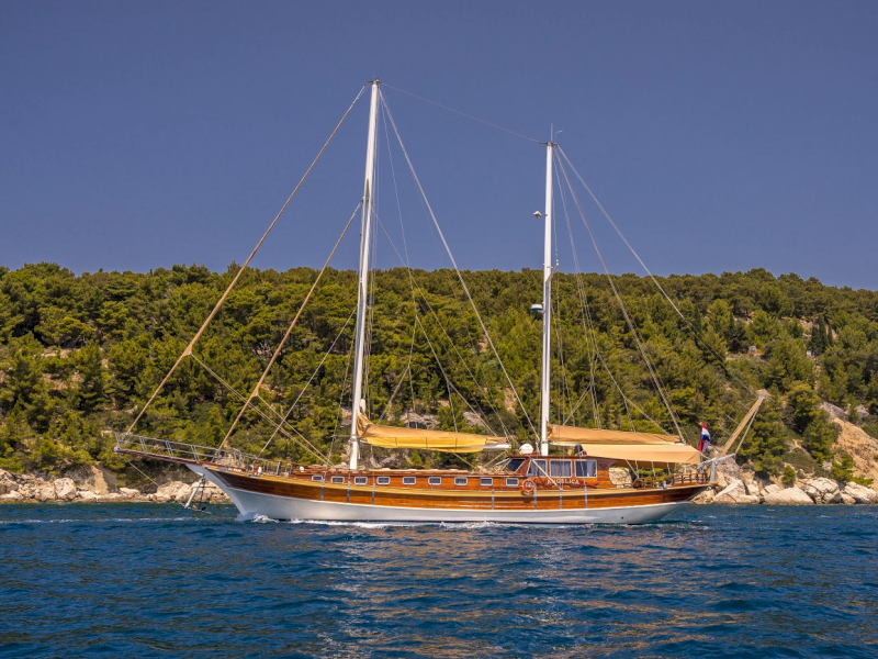 Luxury charter gulet yacht ANGELICA sailing in Croatia with Contact Yachts_5